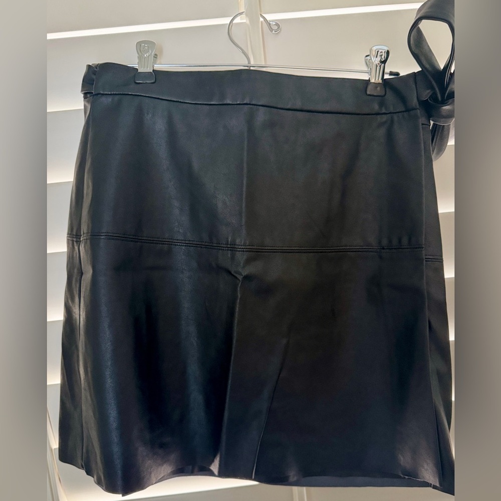 Aritzia Wilfred Black Faux Leather Mini Skirt - M
